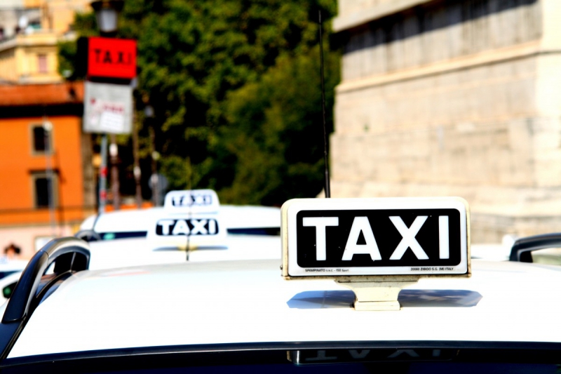 taxis-AUVARE-min_taxi_auto_rome_road_white-1051610